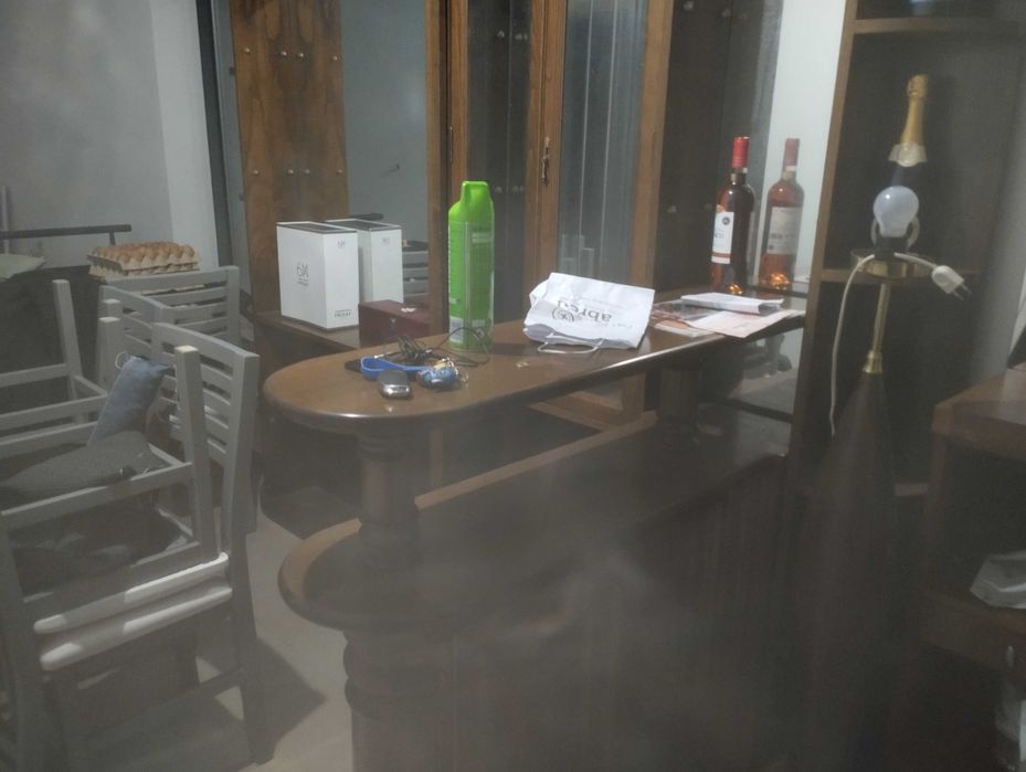 Bar de sala em madeira com balcão e bancos