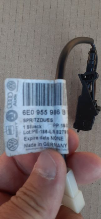 Форсунка склоомивача 6E0 955 986B VAG , з підігрівом