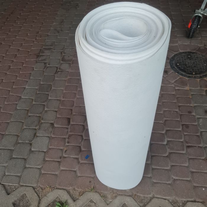 Biały dywan z fizeliny używany