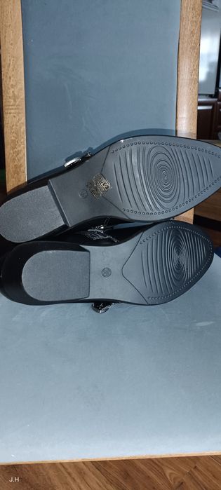 Botki, kowbojki, czarne ze sprzączkami.