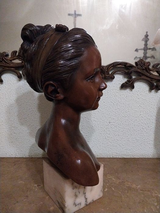 Busto Escultura Clássica – Figura Feminina – Base em Mármore