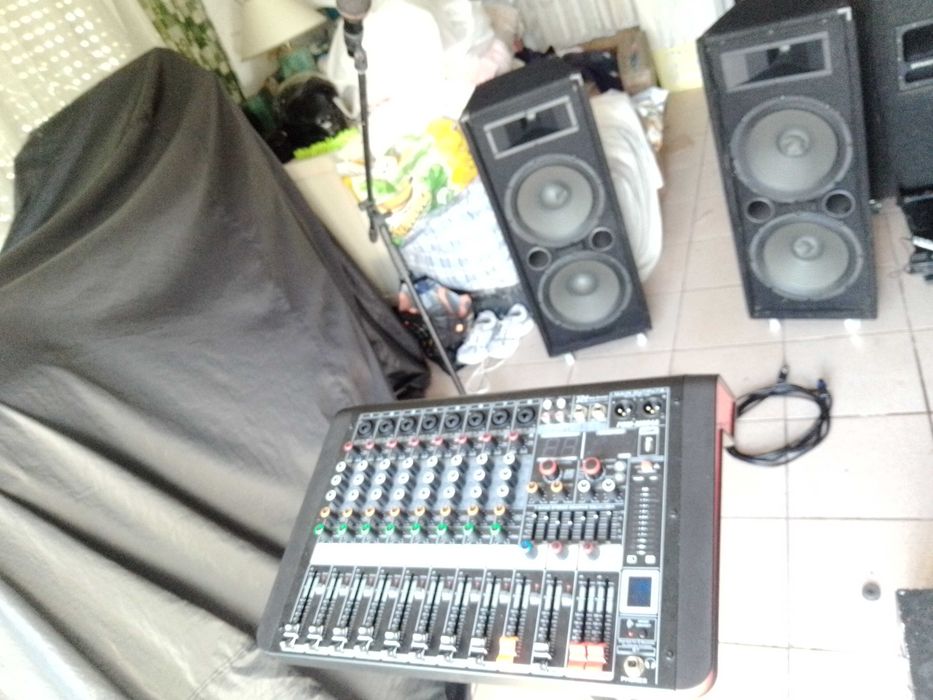 Mesa amplificada muito boa e nova + 2 topos