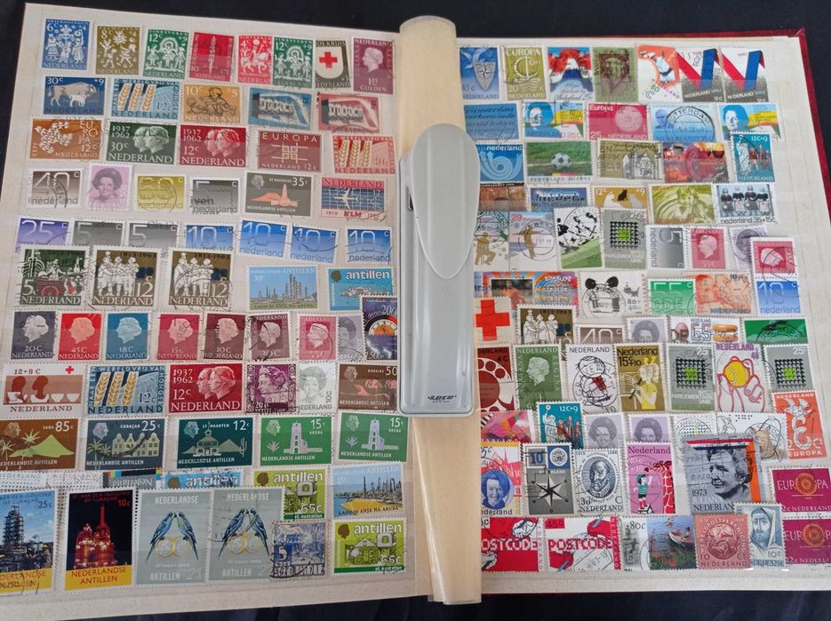 Znaczki pocztowe Holandia + kolonie - 1957 sztuk + klaser.