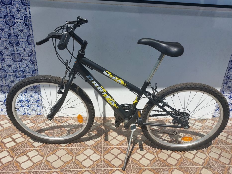 Bicicleta Shimano preta com mudanças, aro 26"