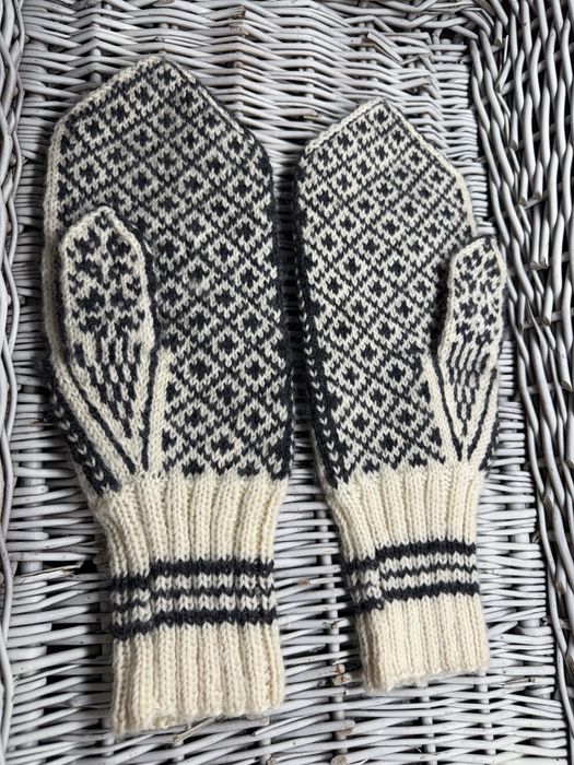 Ręcznie robione wełniane rękawiczki męskie  Selbu Rose