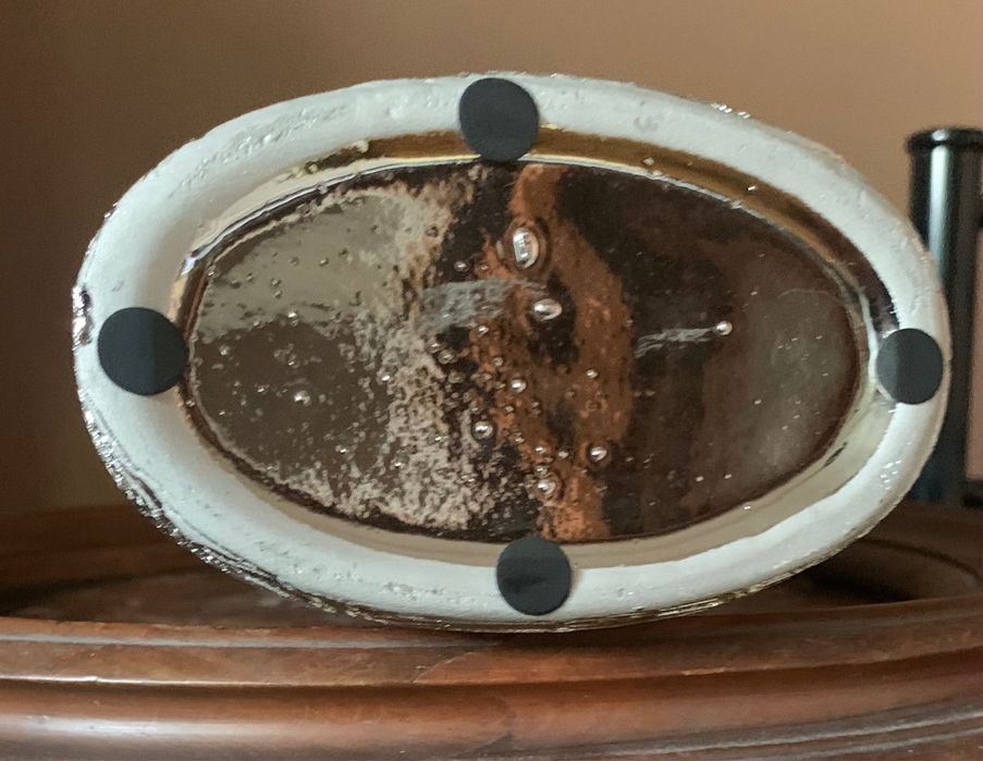 Wazon o srebnoszarym wykonczeniu.