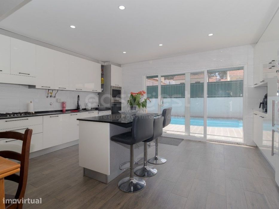 Moradia Isolada T4 com Piscina e Garagem