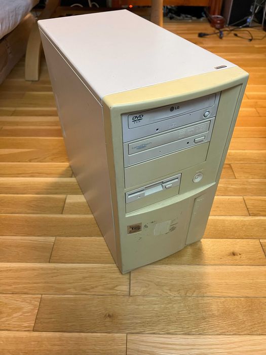 Komputer z 2003r. retro brak karty graficznej