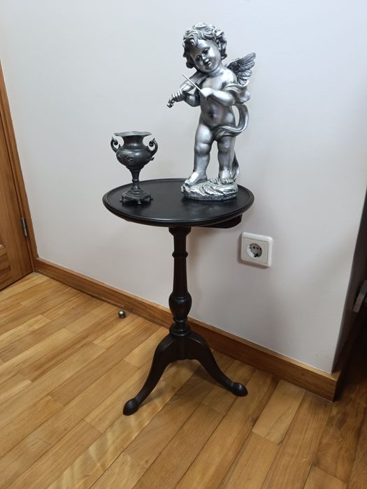 Pequena mesa antiga de apoio restaurada estilo séc XVll com pé de galo em madeira maciça de mogno
