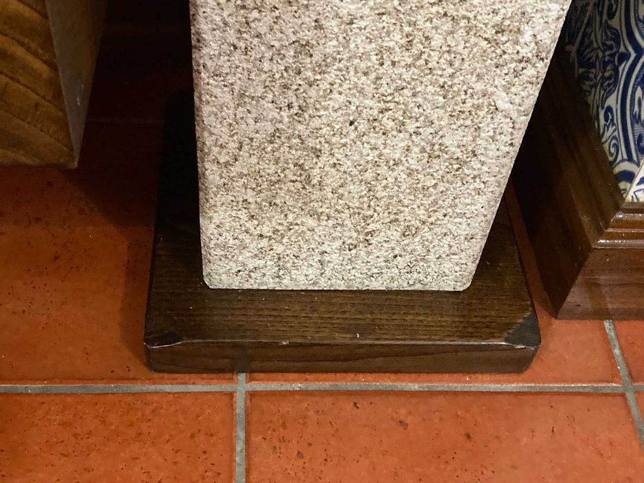 2 Aparadores/móveis de entrada em madeira e granito NOVO PREÇO