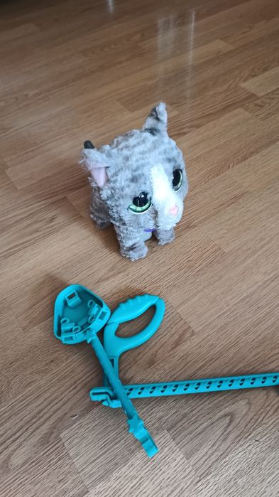 Interaktywny kotek na smyczy - Hasbro Furreal