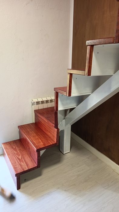 Escada  estrutura metálica e madeira