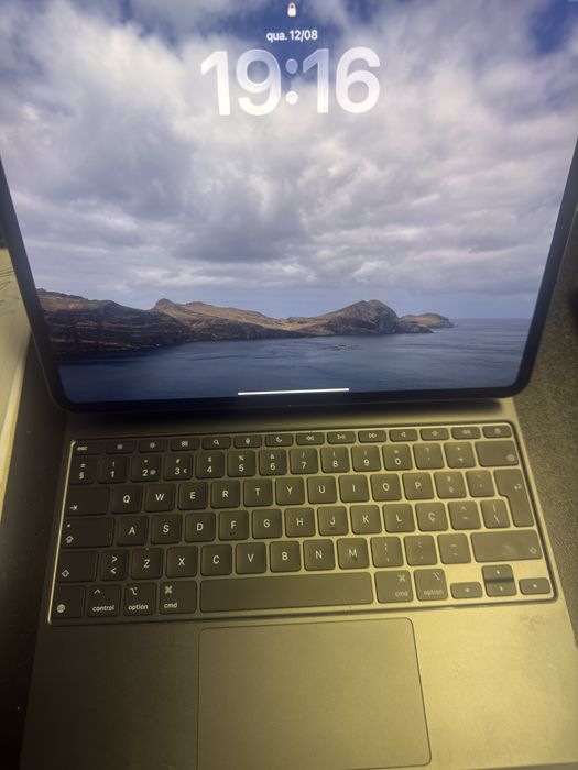 iPad Pro 13” M4 256 GB + Magic Keyboard — Impecável