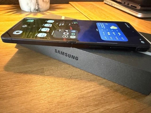 Samsung Galaxy Z Flip 7 5G - 512GB 12GB