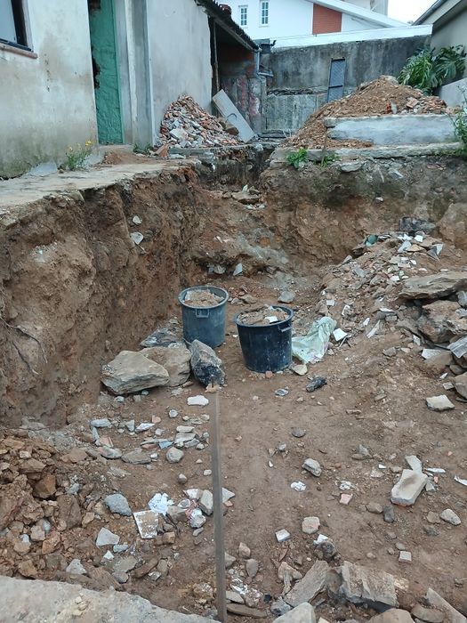 Demolições, todo o tipo de carga de entulho,  limpeza de terrenos e Faço pinturas