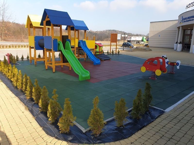 Bezpieczna nawierzchnia z atestem. Plac zabaw siłownia crossfit, ogród