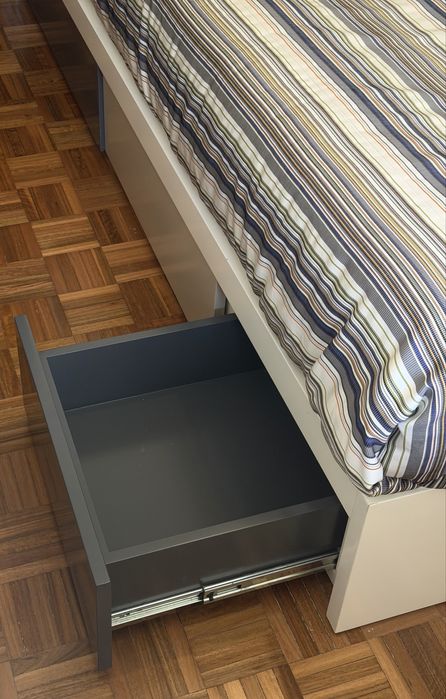 Cama de casal com cabeceira + cómoda + candeeiro