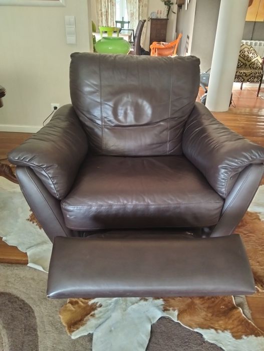 Sofá em pele levanta os pés e deita todo para trsz