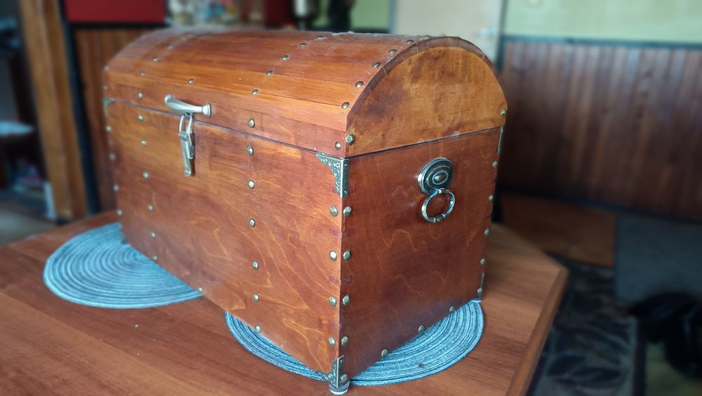 Skrzynia drewniana zdobiona