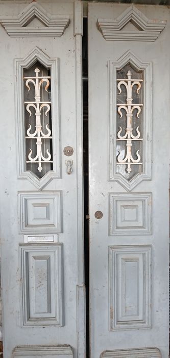 Porta exterior antiga em PINHO RIGA