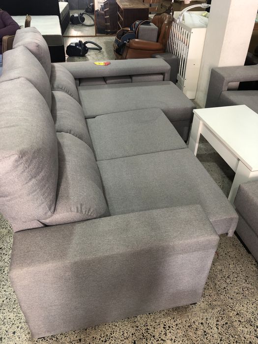Sofa 3 luhares com bau de arrumação e 4 puffs