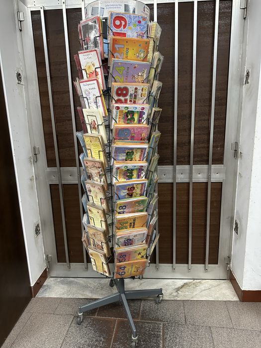 Expositor com muitos postais