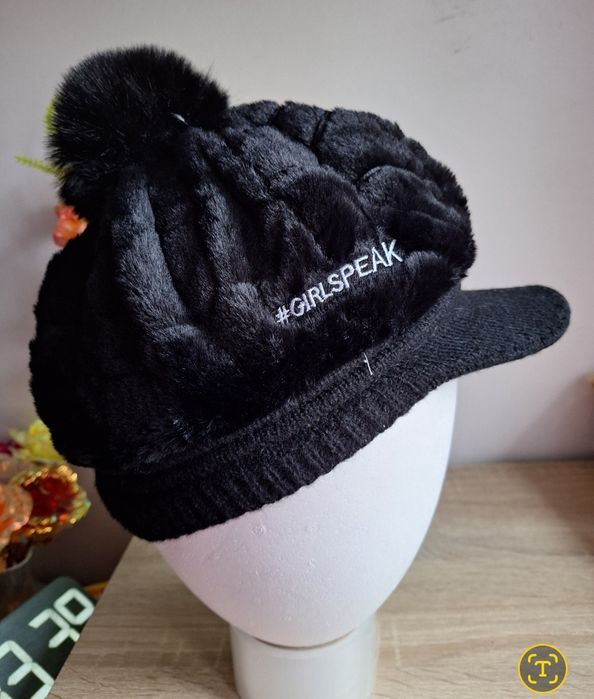 Śliczna damska czapka z daszkiem