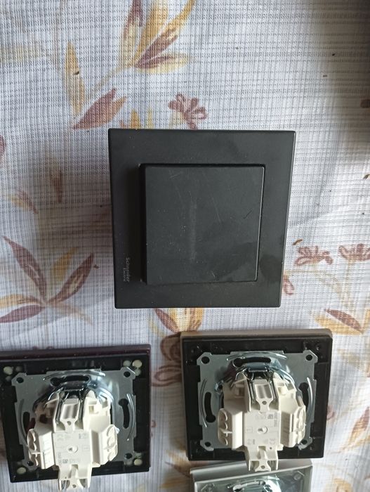 Włączniki do światła i mikrofon