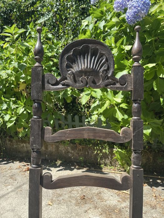 Conjunto de cadeiras antigas