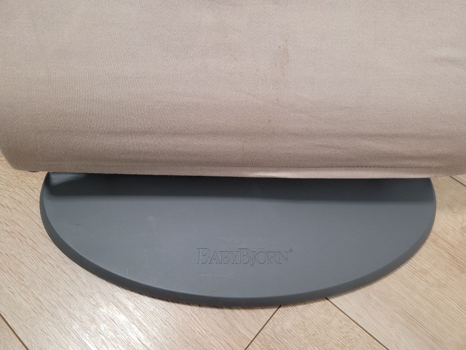 BabyBjorn sand grey bezowy bujaczek lezaczek