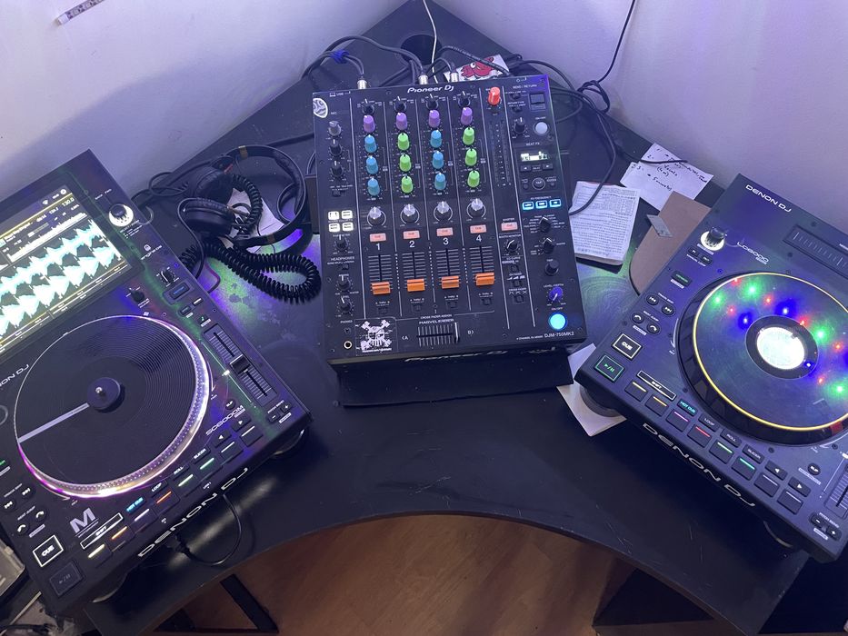 DENON DJ SC6000 PRIME e LC6000 PRIME, com 2 decksavers