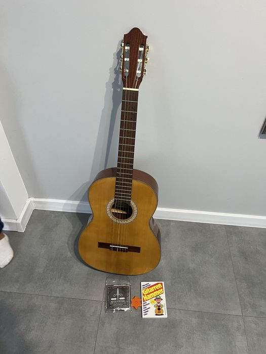 Gitara z pokrowcem i dodatki