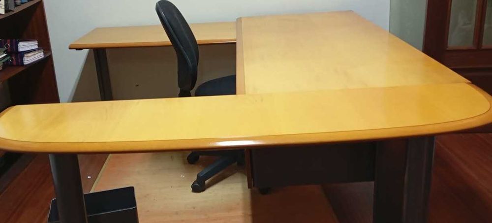 Escritório 4 peças + 3 secretarias com gavetas e avanço