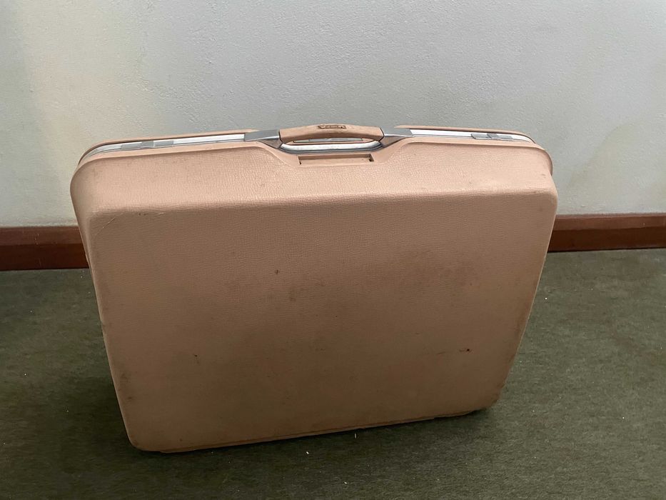 Vintage VISA Luggage – Rigid Structure and Original Interior
