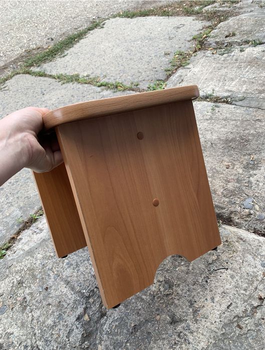 Маленький табурет (стілець)