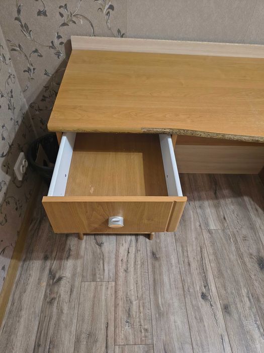 Стол письменный с одной тумбой