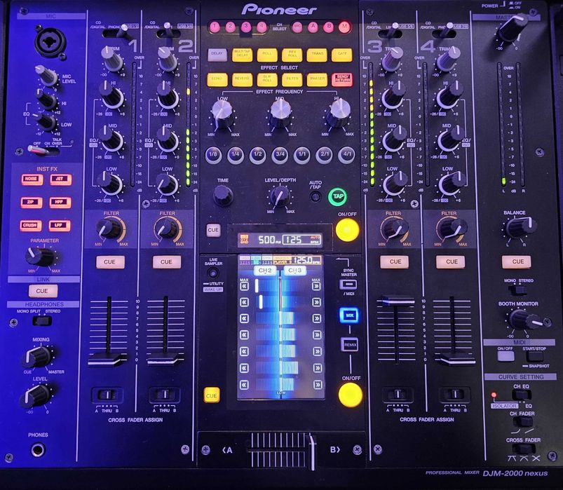 Pioneer DJM 2000 Nexus + Flight Case Tripla: