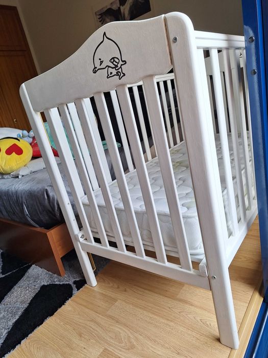 Cama e colchão para bebé