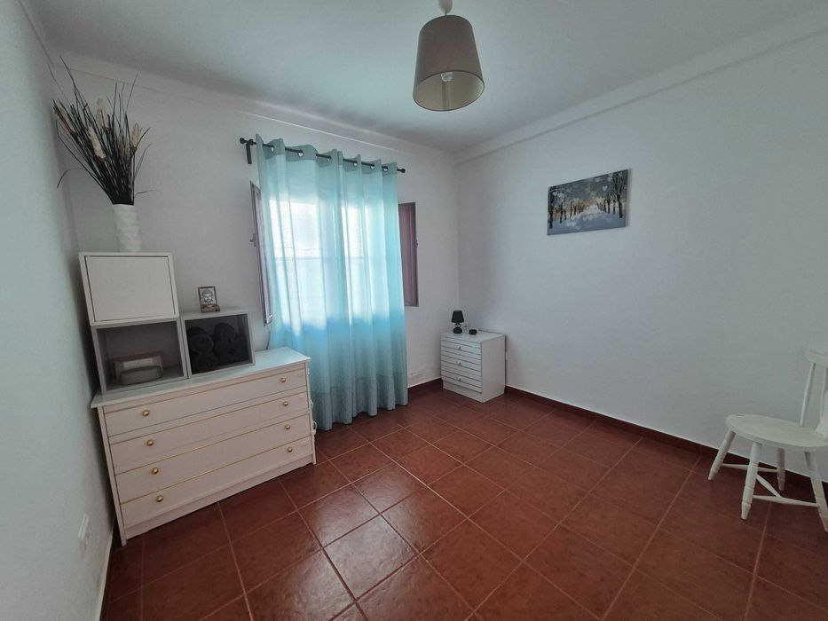 Vende-se moradia T4 com quintal e garagem