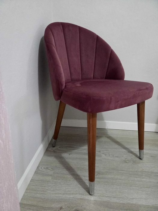 Cadeira decorativa em veludo rosa – como nova