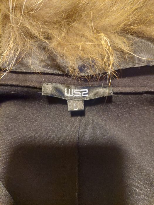 Casaco preto comprido, gola de pêlo.