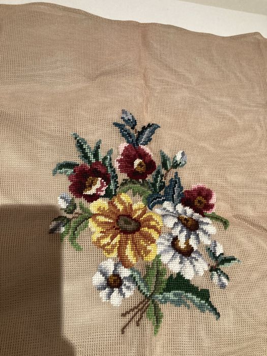 Bordado manual de flores em lã sobre tela