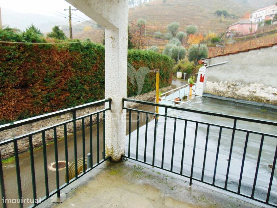 Moradia geminada para restaurar em Vila Real