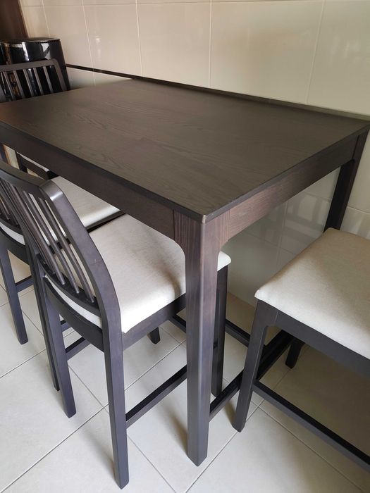 Mesa e 4 cadeiras altas