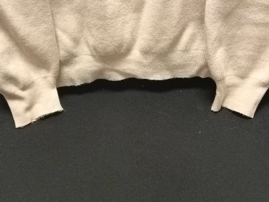 Sweter beżowy dekolt perełki