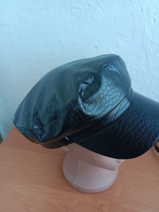 Продаю!Кепку женскую кожаную