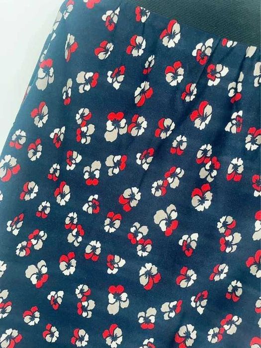 Granatowa spódnica w kwiaty w stylu vintage