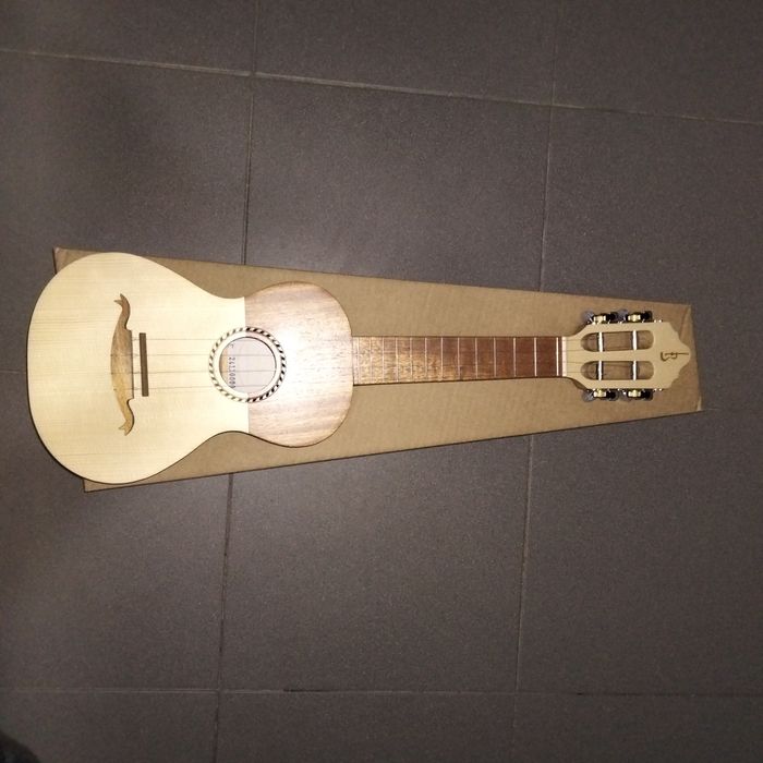 Cavaquinho meio tampo elétrico