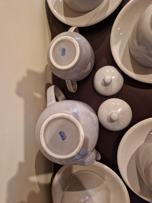 Serviço de chá "Vista Alegre" - 4 chávenas e pires, bule e açucareiro