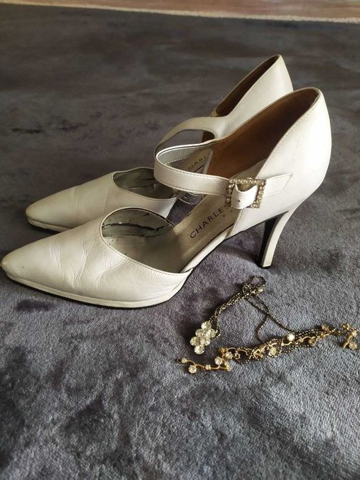 Білі весільні туфлі